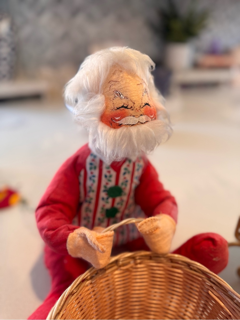 Vintage Annalee Mobilitee 11” Santa & Mrs Claus Basket Centerpiece Set 1971 - Picture 4 of 12